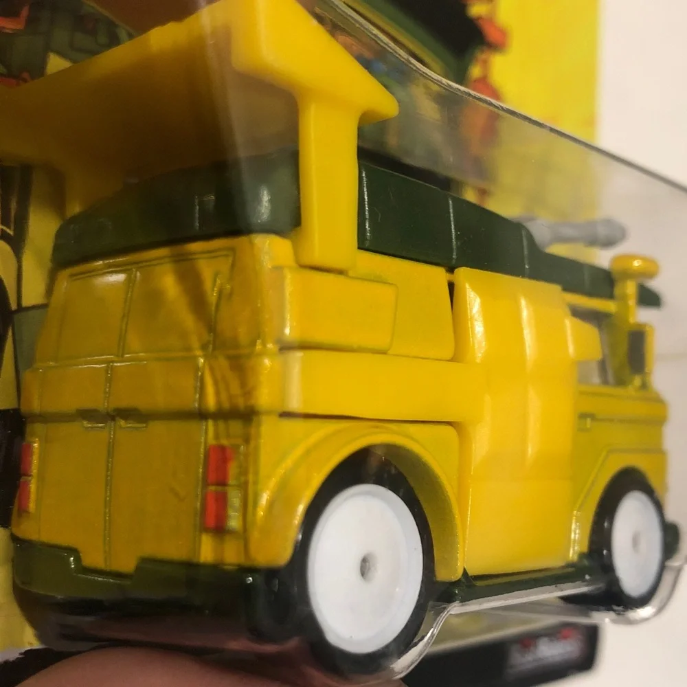 Hot Wheels Premium Teenage Mutant Ninja Turtles Party Wagon - Yellow